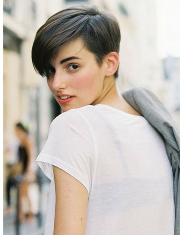 coupe cheveux femme courts moderne 