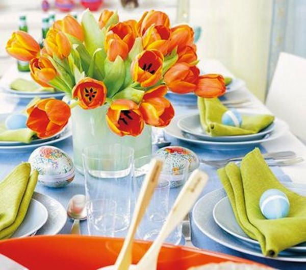 déco de table paques idée design table bleue serviette verte oeufs tulipes orange bouquet de fleurs