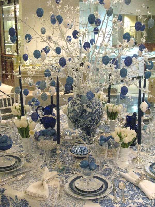 déco de table originale bleu arbre blanc oeufs tulipe blanche vase chinoise bleue 