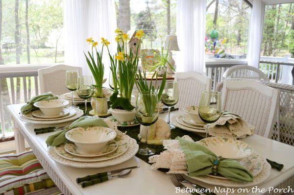 déco table classique élégante bouquet de fleurs jaunes assiettes chaise blanche