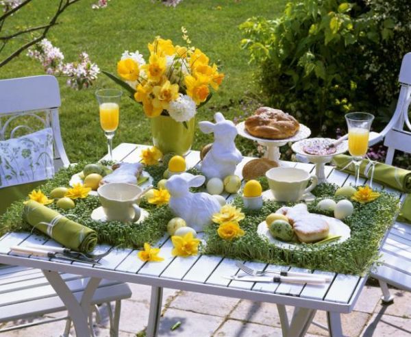 paques idée de décoration originale fleurs jaunes table de jardin chaise de jardin
