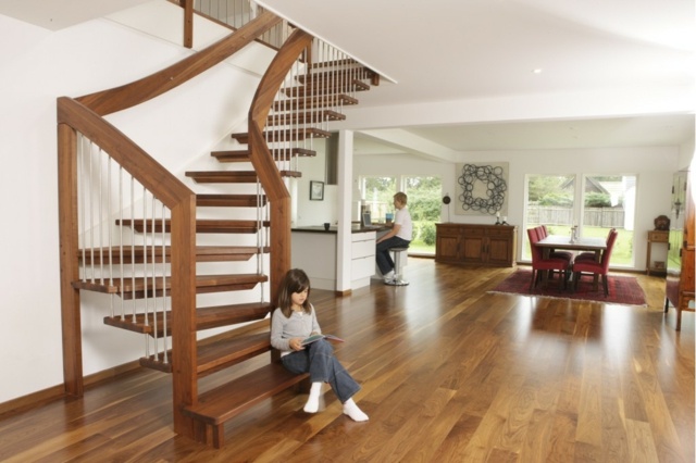 escalier bois salon ouvert contemporain