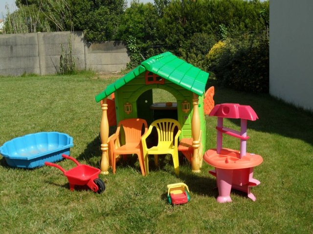 cabane de jardin plastique idée chaise aménagement espace de jeux enfants