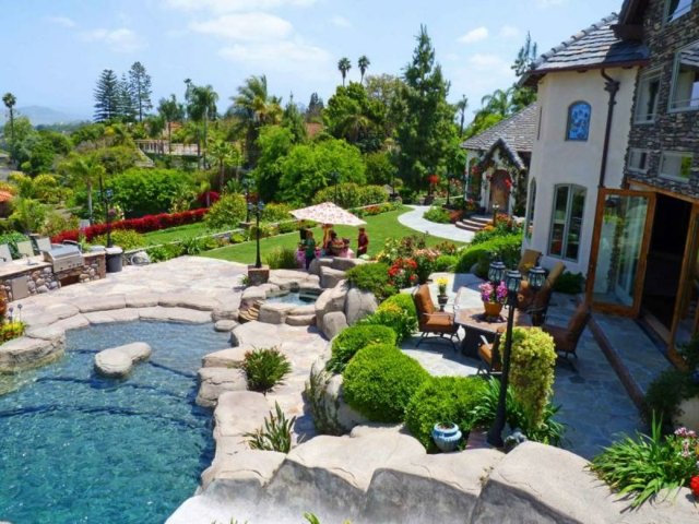 piscine en pierre jolie confort grande maison luxe design aménagement jardin original