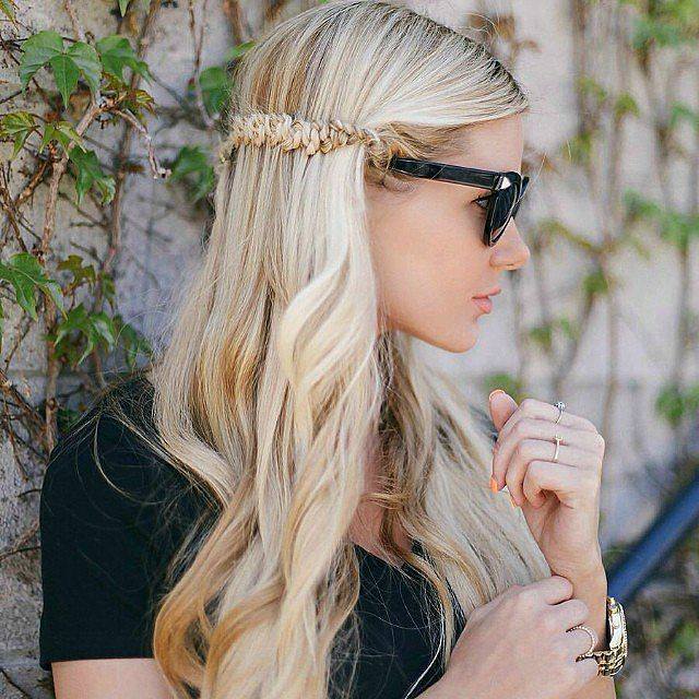 femme coupe cheveux longs coiffure blonde style hippie