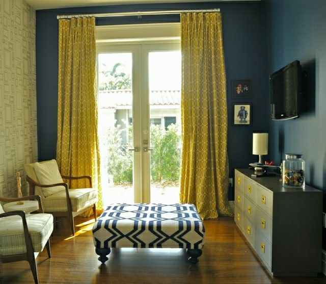 couleur bleu intérieur chambre rideaux jaunes tabouret design canapé confortable comment marier le bleu