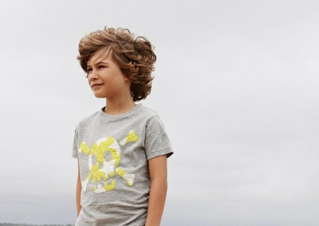 garçon aux cheveux bouclés vent plage moderne california coupe de cheveux garçon