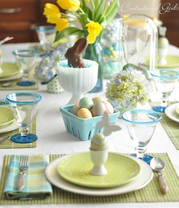 déco de table moderne lapin au chocolat oeufs colorés bouquet de fleurs jaunes