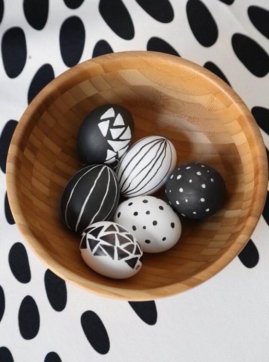 idée déco de paques oeufs noir et blanc bol en bois table