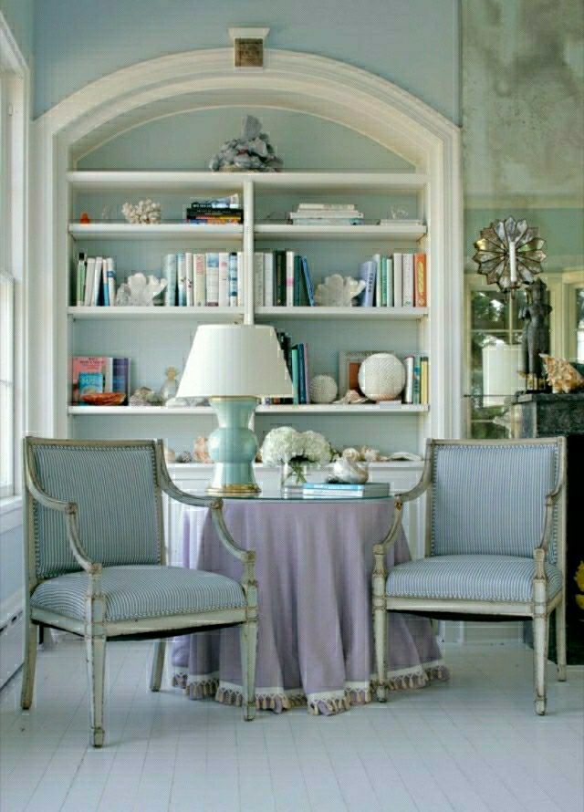 salon moderne intérieur mariage couleur bleu lavande fauteuil bibliothèque livres lampe design moderne 