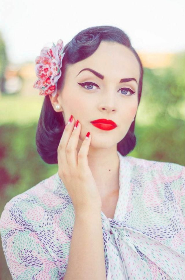 maquillage yeux bleus vintage beau femme élégante bluch teint vernis à ongles rouge coiffure pin-up girl eyeliner mascara