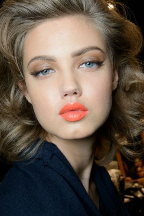 maquillage retro vintage rouge à lèvre corail yeux bleux doux paupières