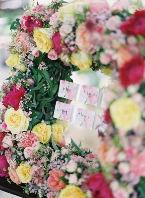idée de déco originale mariage fleurs couronne de fleurs