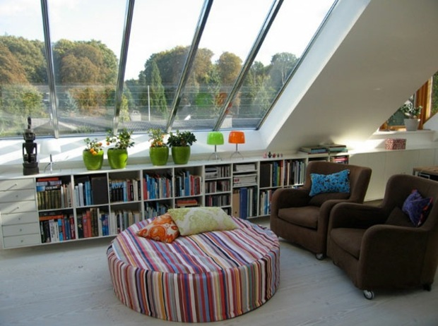 meuble bibliothèque bas sous fenêtre inclinée