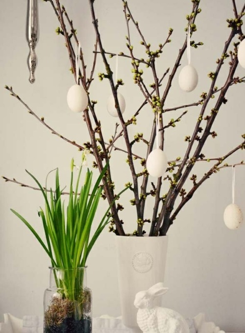 ooeuf de paques idee de déco original arbre scandinave lapins blancs oeufs suspendus
