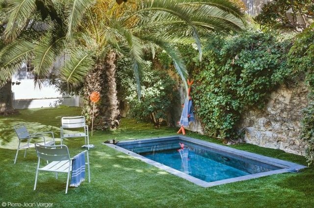piscine creusée petite élégante jardin en ville chaise design chaise de jardin