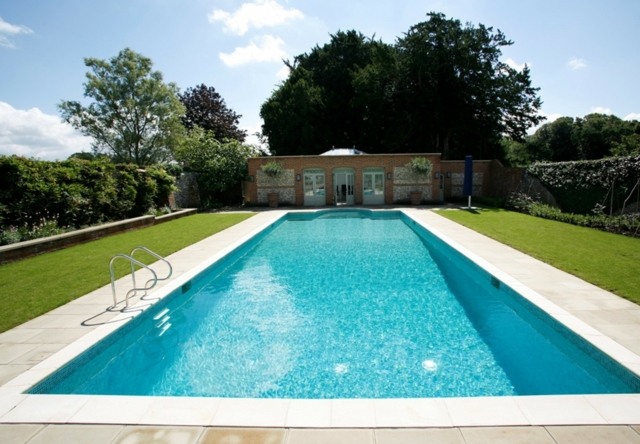 idée jardin aménagement piscine grande confortable 