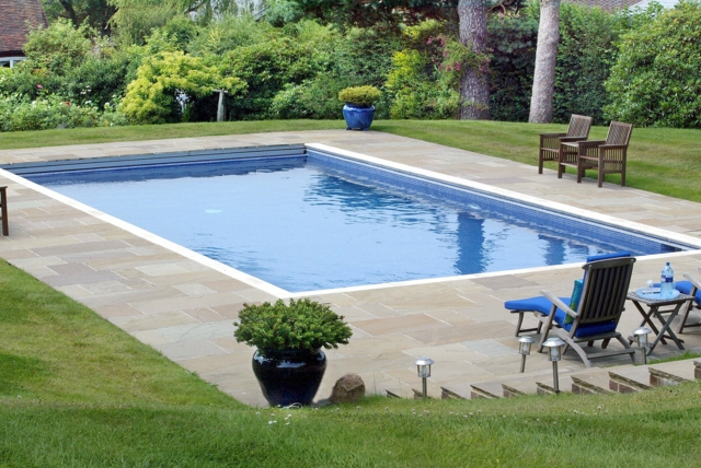 piscine de jardin grande confortable idée d'aménagement jardin