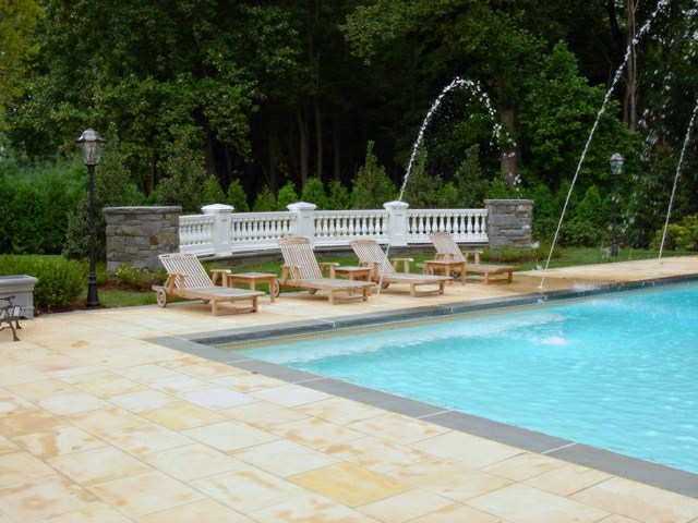 piscine intex moderne joyeuse aménagement espace piscine jardin chaise longue