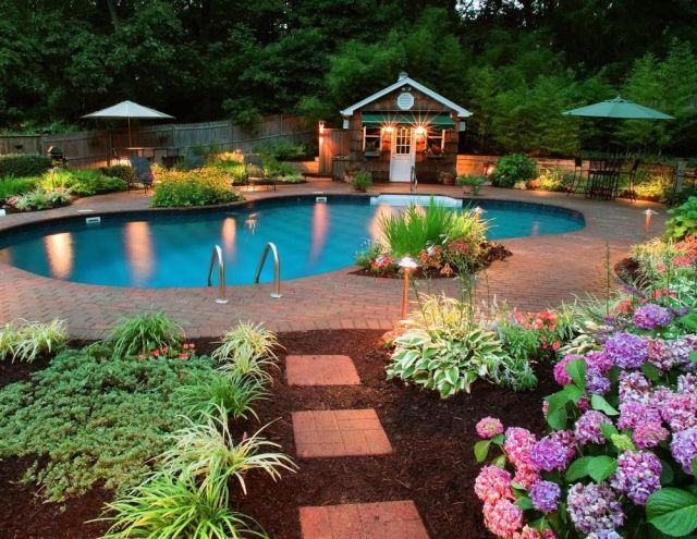 piscine enterrée jardin petite maison confortable élégante piscine design extérieur