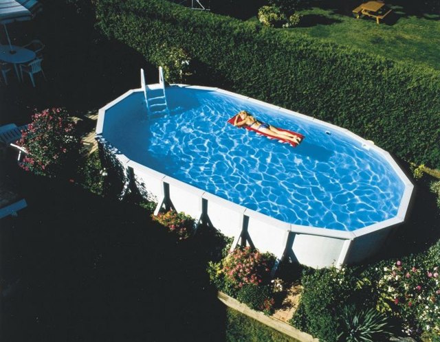 piscine en kit ovale jardin idée confort piscine blanche idée aménagement jardin en été