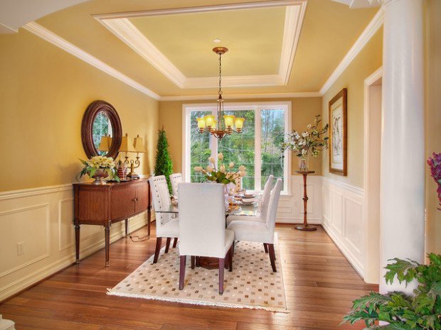 plafond suspendu décoratif beige tapis de sol moderne et design mirroir chaise blanche décoration florale