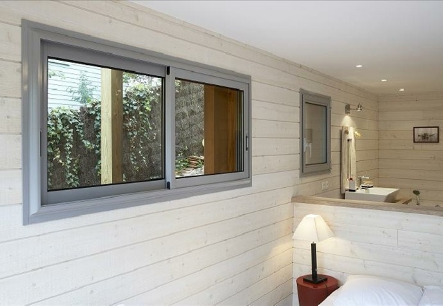 fenêtre coulissant en pvc en alu de couleur grise salon maison en bois