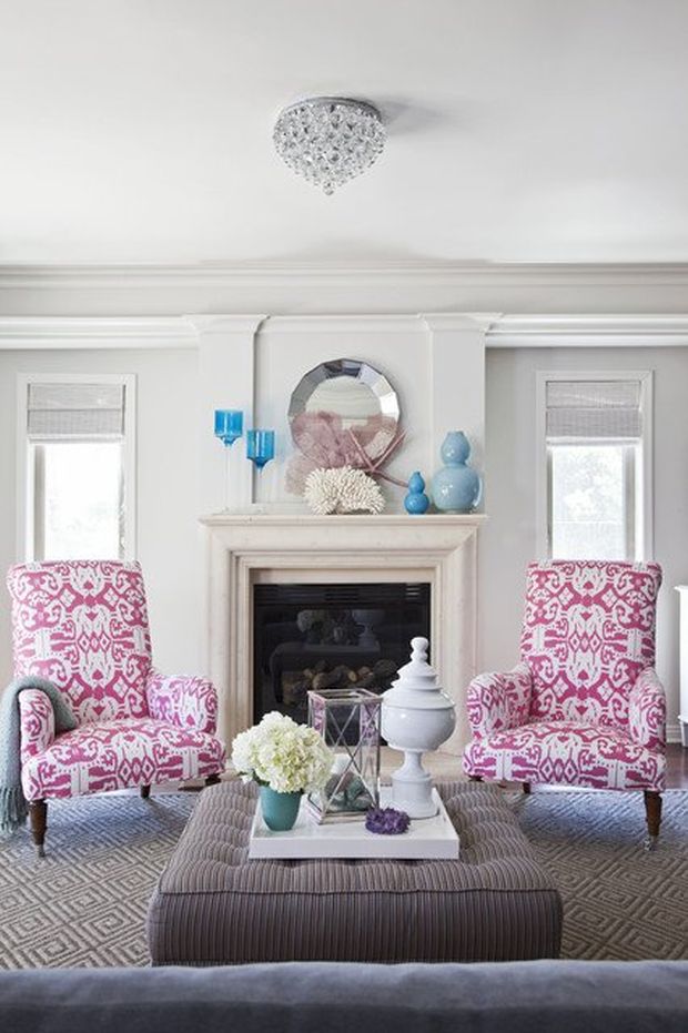fauteuil rose plateau idée déco moderne maison pouf grise salon cheminée