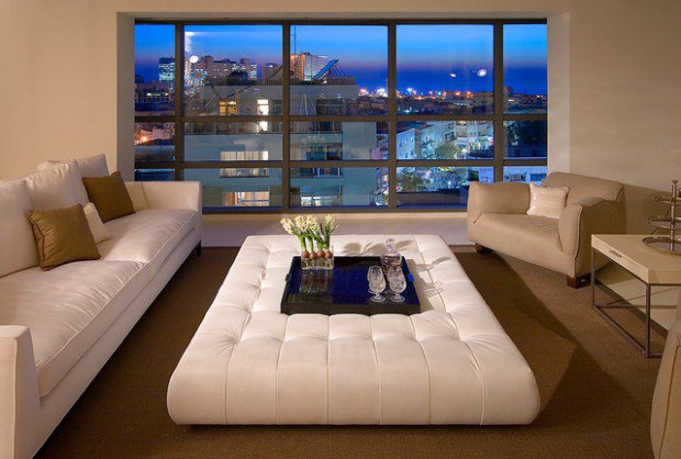 appartement moderne pouf blanche canapé cuir blanc fauteuil de salon plateau noir 