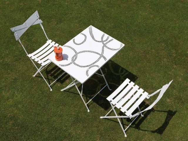 table de jardin design en métal blanche chaise pliante design aménagement jardin et terrasse idée 