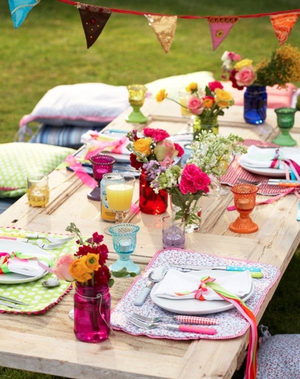 une décoration festive colorée bouquet de fleurs table en bois bougies jardin 