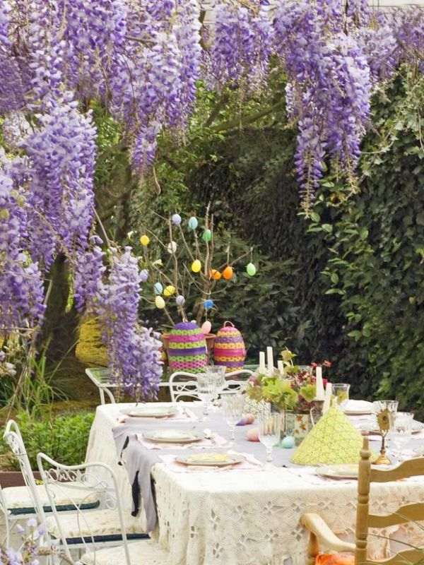 terrasse table de jardin nappe arbre décoré printemps chaise de jardin 