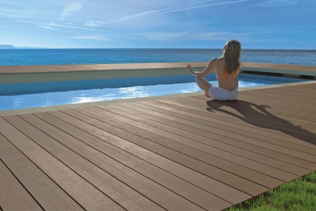 vue magnifique zen piscine sol bois composite