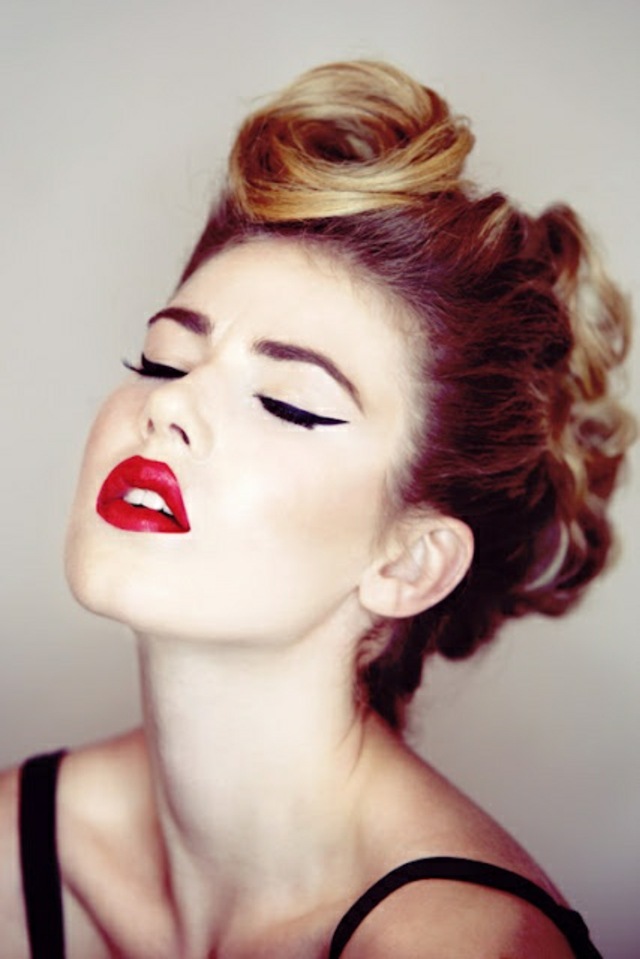 maquillage rétro rouge à lèvre eyeliner coiffure vintage