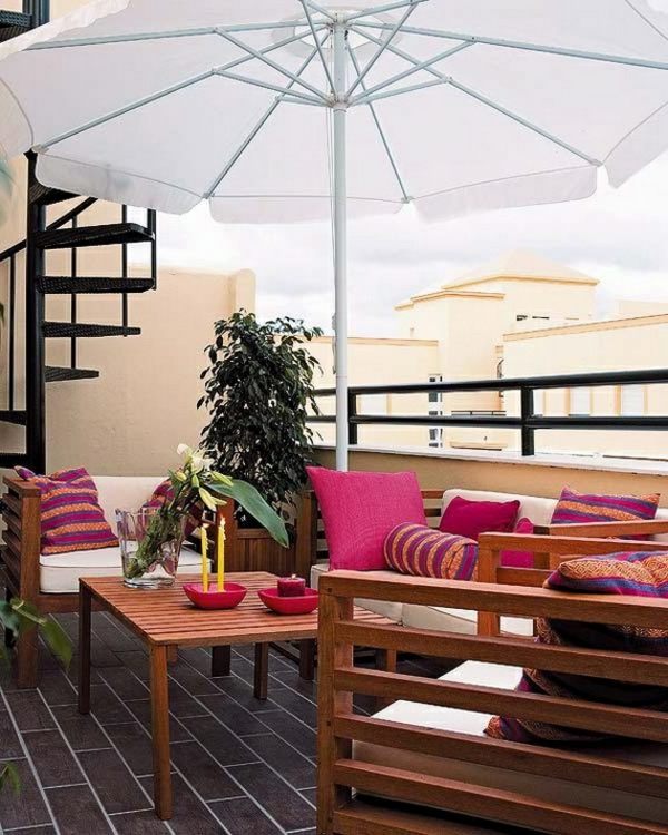 aménagement balcon mobilier parasol