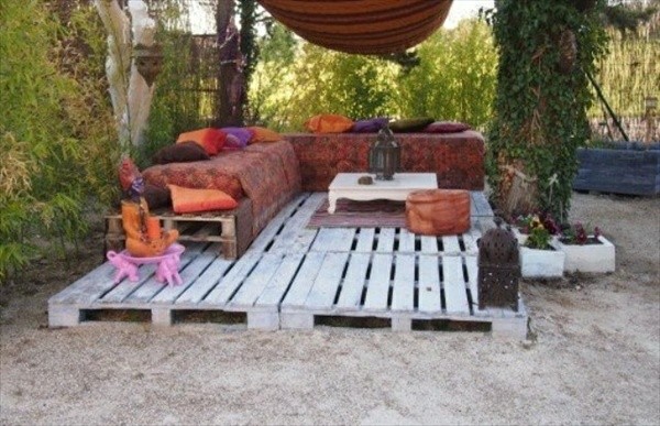 meubles en palettes jardin mobilier pas cher palettes canapé coussins palettes idée aménagement extérieur 