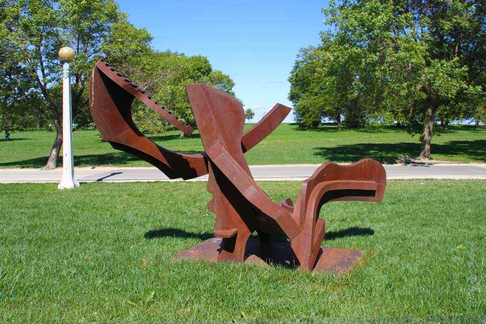 Sculpture en acier dans un parc publique 