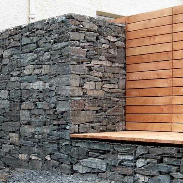 banc design en bois contrastant avec la pierre