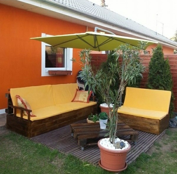 mobilier en palettes aménagement extérieur palettes plante coussins parasol 