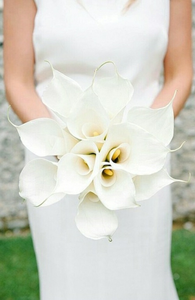 thème mariage en blanc bouquet mariée