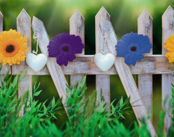 clôture de jardin en bois décorée aux fleurs
