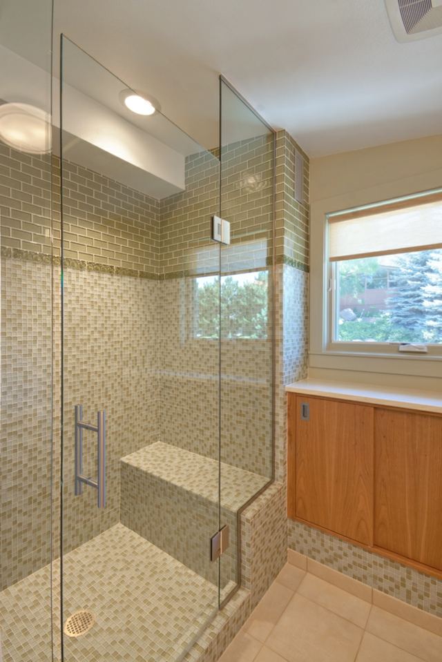 cabine de douche moderne salle de bain design lampe plafond idée 