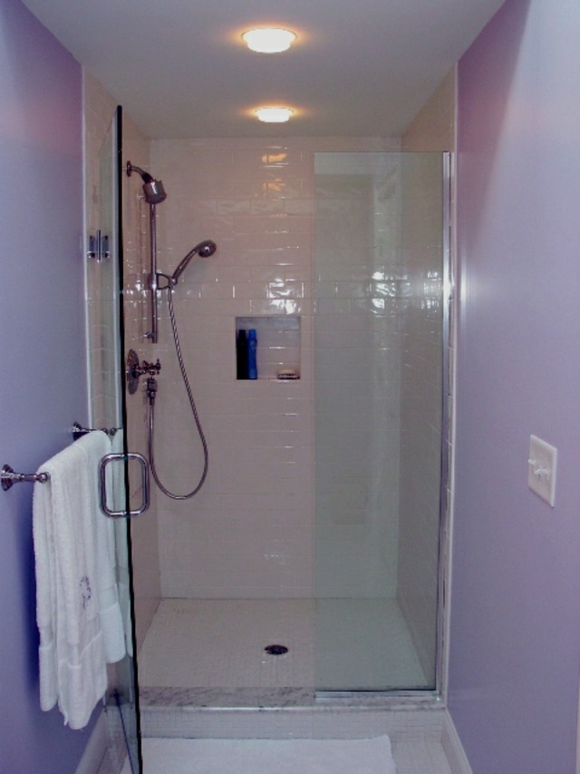 paroi de douche verre murs violets lumières salle de bain douche petite salle de bain