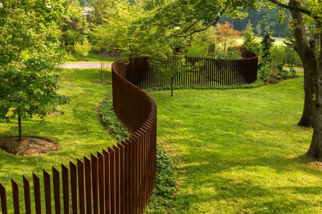 clôture de jardin métal idée protection mi-haute idée originale pas cher