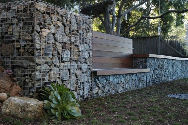 pierre clôture idée intéressante jardin banc de jardin en bois