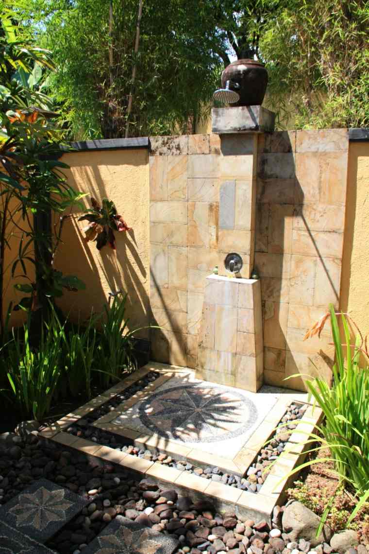 douche de jardin tout en pierre