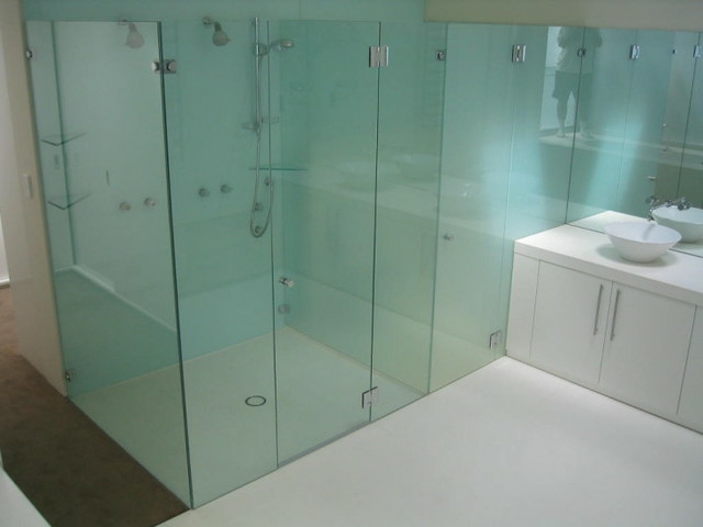 paroi de douche verre salle de bain blanche moderne tapis de sol salle de bain marron