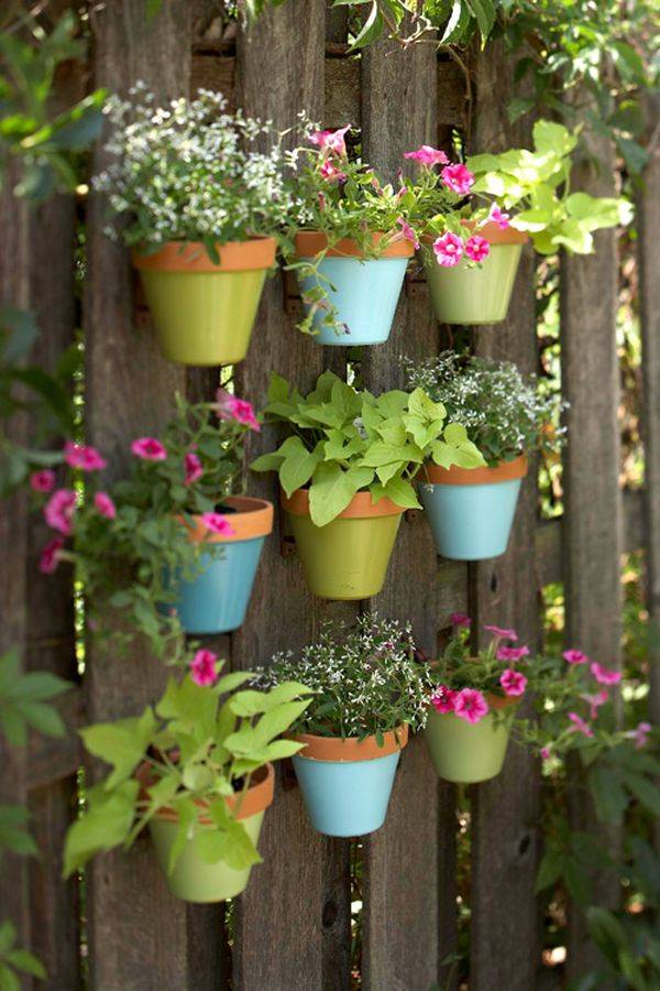 jardin suspendu coloré pots argile