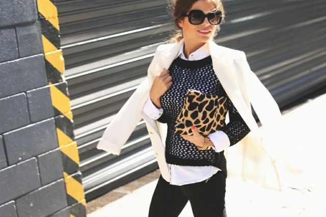 femme sac léopard veste blanche tendance lunettes de soleil pantalon noir