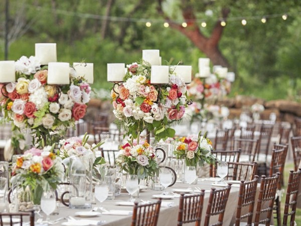 déco table extérieur mariage fleurs roses 